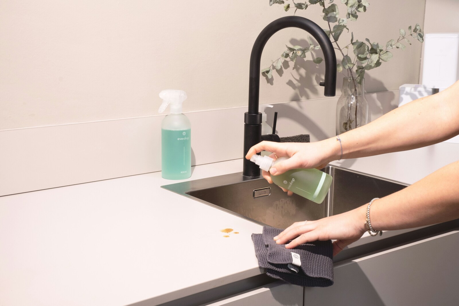 regular-cleaning-kitchen-basin